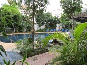 Holiday Hotel Phnom Penh Esterno foto